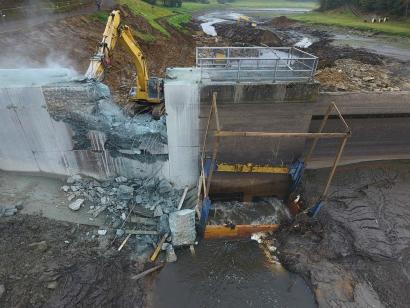 Kraftwerksbau: Aus der Staumauer wird eine Öffnung für das Kraftwerk herausgebrochen